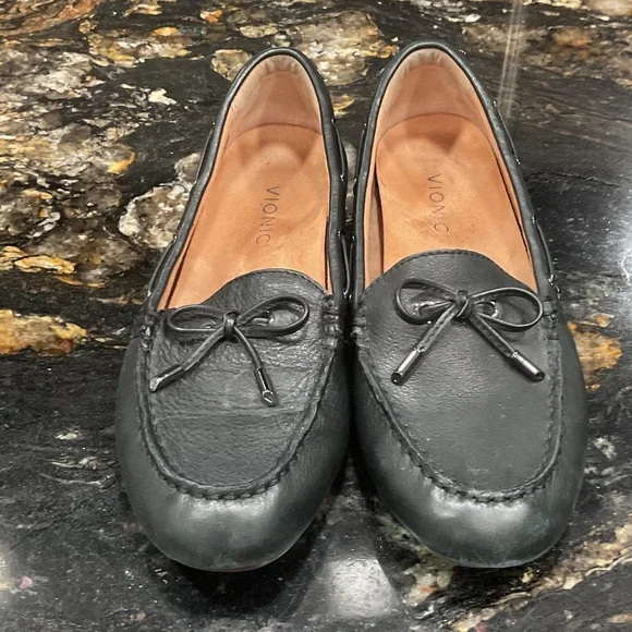 Vionic Virginia Women's Classic Black Leather Loafers - Picture 1 of 8